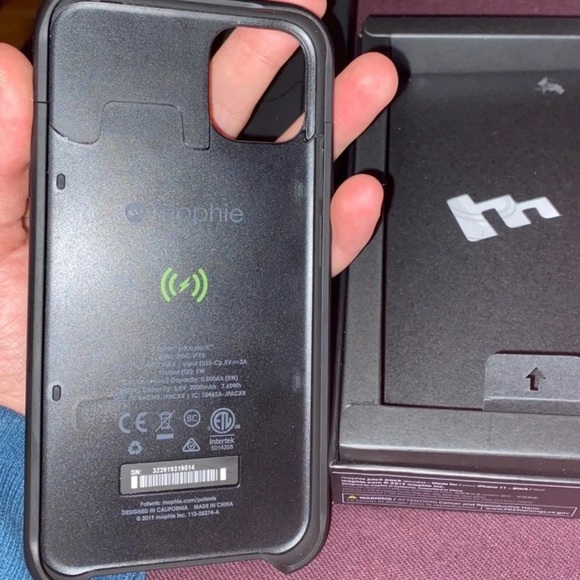 MOPHIE IPHONE CHARGER CASE - Picture 1 of 3